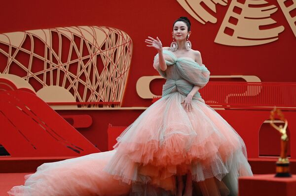 گلنزر بکستیار، بازیگر چینی از نژاد اویغور، معروف به گولیناژا، در مراسم افتتاحیه سیزدهمین جشنواره بین‌المللی فیلم پکن، روی فرش قرمز. - اسپوتنیک ایران  