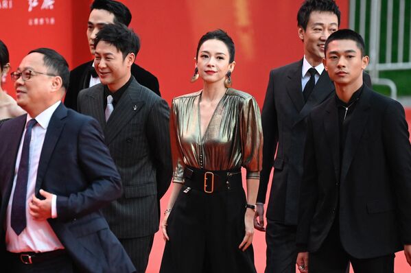 ژانگ زییی بازیگر چینی در مراسم افتتاحیه سیزدهمین جشنواره بین المللی فیلم پکن روی فرش قرمز. - اسپوتنیک ایران  