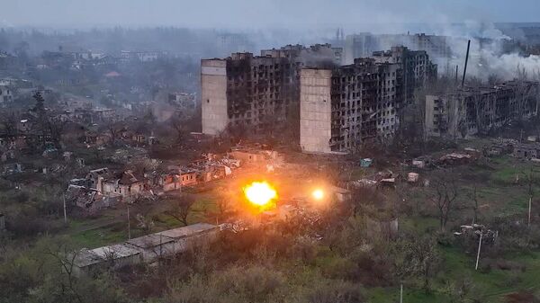 Артиллерийский удар по позициям ВСУ в западной части Артёмовска. Стоп-кадр с видео - اسپوتنیک ایران  