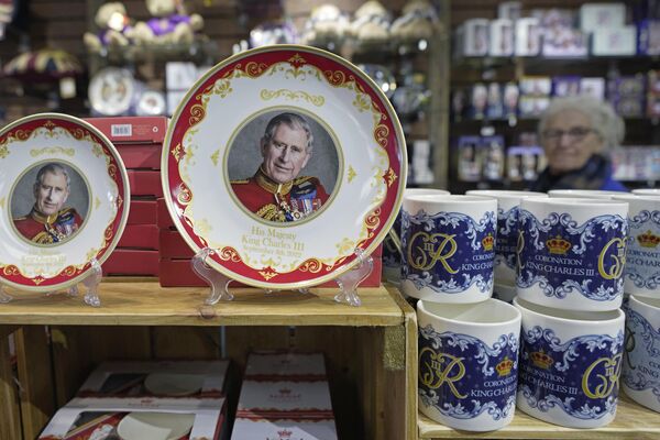 بشقاب ها و فنجان های ویژه تاجگذاری چارلز سوم در بریتانیا. - اسپوتنیک ایران  