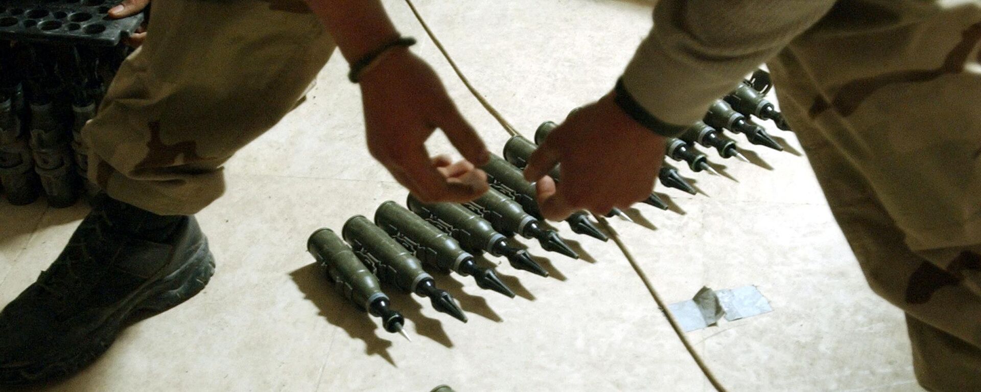 Американский военнослужащий считает снаряды с обедненным ураном на базе в Тикрите, Ирак, 2004 год - اسپوتنیک ایران  , 1920, 25.04.2023