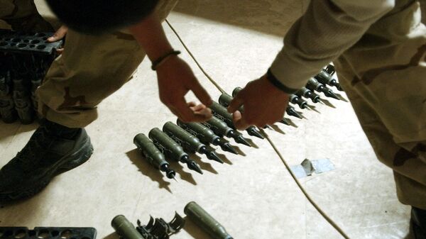 Американский военнослужащий считает снаряды с обедненным ураном на базе в Тикрите, Ирак, 2004 год - اسپوتنیک ایران  