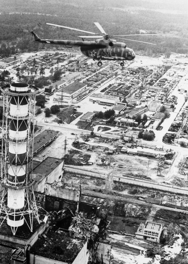 یک هلیکوپتر بر روی ساختمان نیروگاه هسته ای چرنوبیل، اندازه گیری های رادیولوژیکی انجام می دهد. - اسپوتنیک ایران  