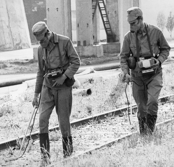  دزیمتریست ها در نیروگاه هسته ای چرنوبیل پس از حادثه - اسپوتنیک ایران  