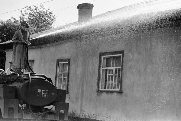 نیروهای امدادی در حال ضدعفونی کردن ساختمان ها - اسپوتنیک ایران  