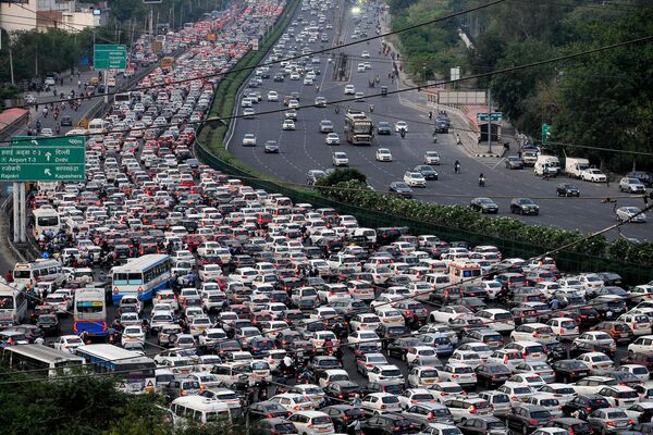 وسایل نقلیه در ترافیک سنگین در بزرگراه دهلی-جیپور در گورگاون، در 25 آوریل 2023 دیده می شوند. - اسپوتنیک ایران  
