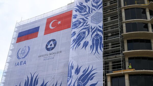 Баннер на строящейся атомной электростанции Аккую в турецком городе Гюльнар - اسپوتنیک ایران  