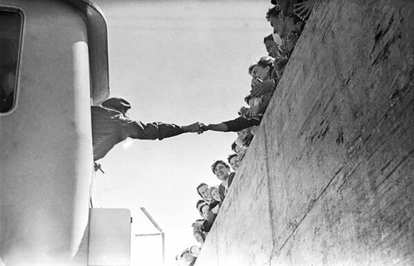 بازدید فیدل کاسترو - رهبر انقلاب، دبیر اول کمیته مرکزی حزب کمونیست و رئیس شورای وزیران کوبا از اتحاد جماهیر شوروی (26 آوریل - 3 ژوئن 1963). وداع با اهالی شهر تاشکند، پایتخت ازبکستان - اسپوتنیک ایران  