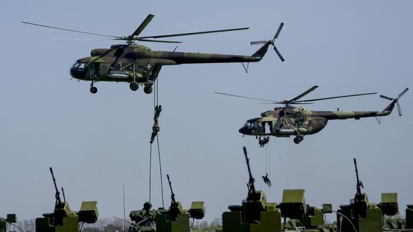 Сербские военные вертолеты МИ-8 и МИ-171 выступают во время учений на военном аэродроме Батайница близ Белграда, Сербия - اسپوتنیک ایران  