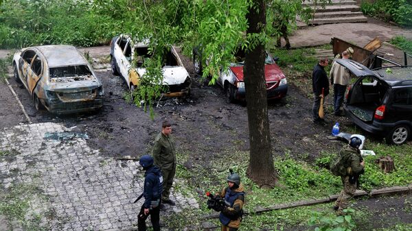 Уничтоженные в результате обстрелов ВСУ легковые автомобили в Куйбышевском районе Донецка - اسپوتنیک ایران  