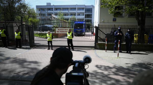 Представители мэрии в сопровождении полиции стоят возле ворот школы при российском посольстве в Варшаве - اسپوتنیک ایران  