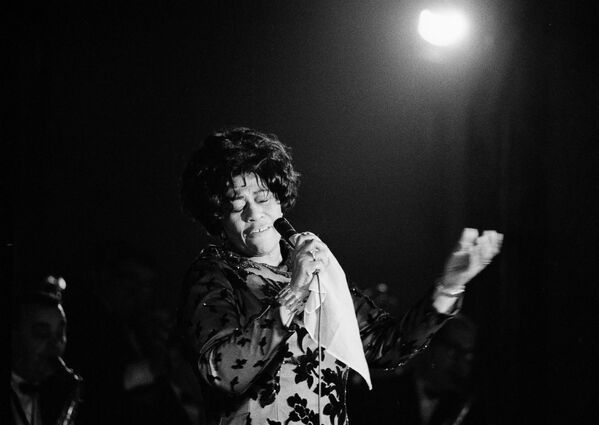 الا فیتزجرالد خواننده مشهور جاز در 30 مارس 1971 در اتاق Empire در هتل Waldorf Astoria در نیویورک اجرا می کند. - اسپوتنیک ایران  