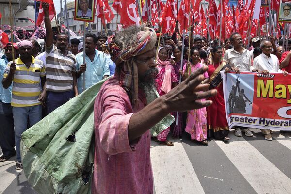 اعضای اتحادیه های کارگری مرکز هند (CITU) در تجمعی به مناسبت روز اول ماه مه در حیدرآباد، هند  - اسپوتنیک ایران  