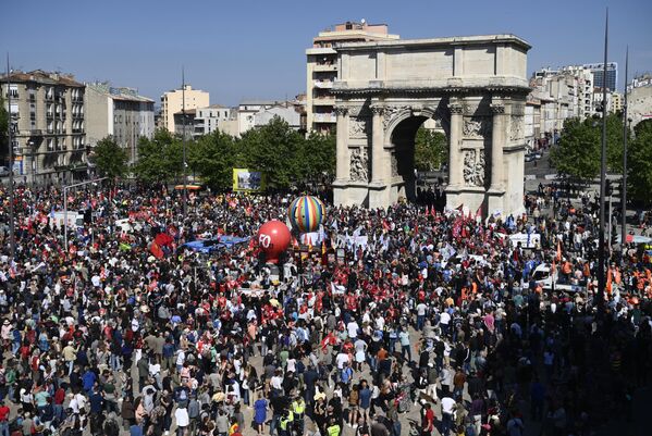 معترضان در تظاهراتی در روز اول ماه مه (روز کارگر)، به مناسبت روز جهانی کارگران، بیش از یک ماه پس از آن که دولت قانون اصلاحات حقوق بازنشستگی را از طریق پارلمان تصویب کرد، در مارسی، جنوب فرانسه - اسپوتنیک ایران  