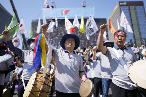 اعضای کنفدراسیون اتحادیه‌های کارگری کره در یک راهپیمایی در روز اول ماه مه در سئول، کره جنوبی، دوشنبه، 1 مه 2023، شعار سر دادند. - اسپوتنیک ایران  