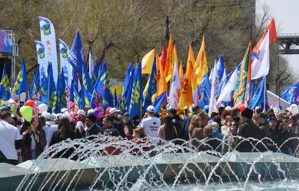 مردم در جشن روز کارگر در شهر ولادیواستوک روسیه - اسپوتنیک ایران  