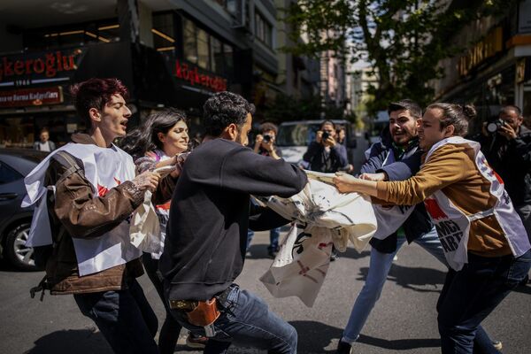 یک مامور لباس شخصی با اعضای اتحادیه در هنگام راهپیمایی روز کارگر در استانبول، ترکیه، دوشنبه، 1 مه 2023، درگیر شد. پلیس ترکیه مانند سال های گذشته از رسیدن گروهی از تظاهرکنندگان به میدان اصلی استانبول جلوگیری و حدود 12 معترض را بازداشت کرد. خبرنگارانی که تلاش می کردند از انتقال اجباری تظاهرکنندگان به داخل ون های پلیس فیلم بگیرند، نیز عقب رانده یا بازداشت شدند. - اسپوتنیک ایران  