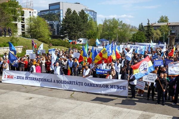 شرکت کنندگان در تظاهرات اول ماه مه در روز جهانی همبستگی کارگران در کیشینو روسیه. - اسپوتنیک ایران  