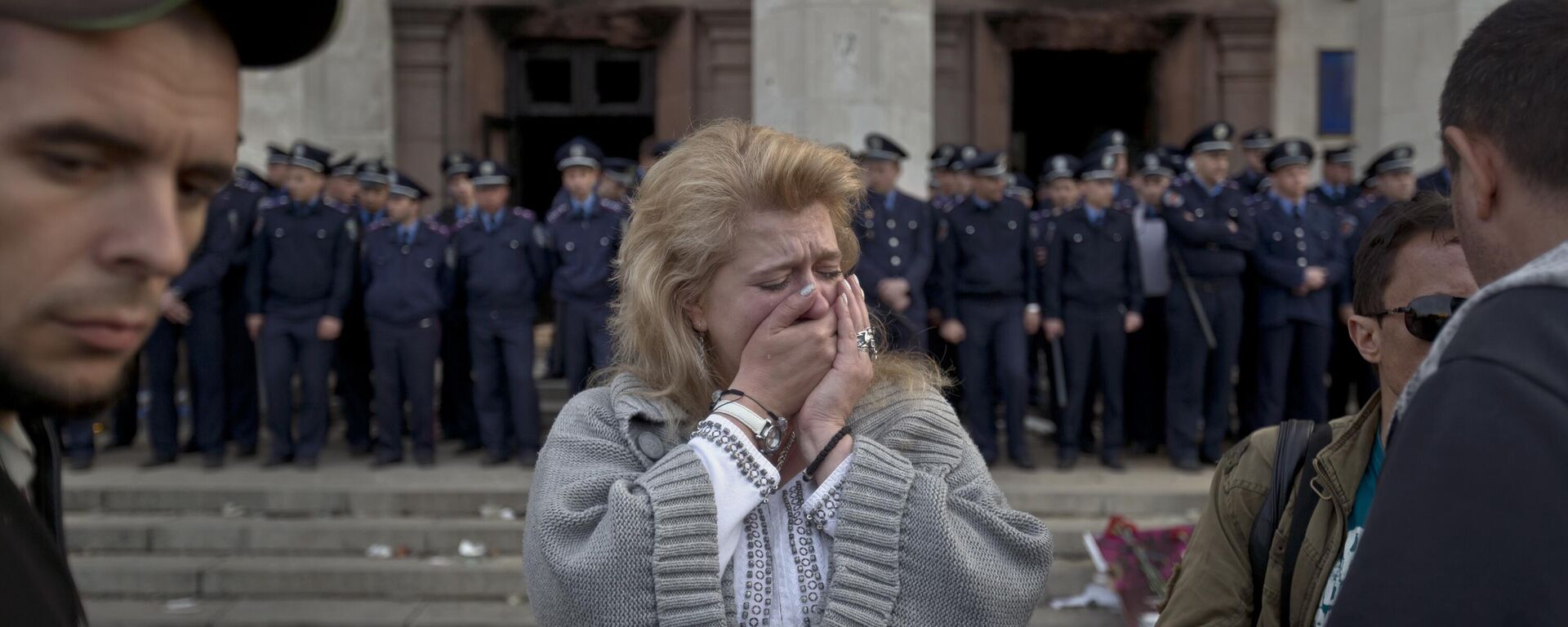  مادری گریان در مقابل ساختمان سوخته اتحادیه کارگران اودسا - اسپوتنیک ایران  , 1920, 02.05.2023