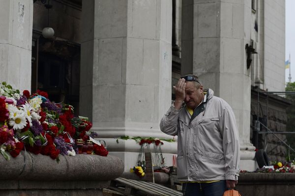 نثار گل به یاد کشته شدگان آتش سوزی در ساختمان اتحادیه های کارگری در میدان کولیکوف در اودسا. - اسپوتنیک ایران  