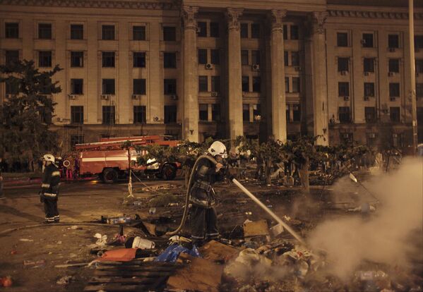 به آتش کشیده شدن ساختمان اتحادیه کارگری در اودسا.در این حادثه 48 نفر جان خود را از دست دادند و بیش از 250 نفر مجروح شدند. - اسپوتنیک ایران  