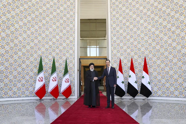در این عکس که دفتر ریاست جمهوری ایران منتشر کرده ، ابراهیم رئیسی رئیس جمهور ایران مورد استقبال بشار همتای سوری خود در دمشق سوریه قرار گرفته است. در این عکس که دفتر ریاست جمهوری ایران منتشر کرده ، ابراهیم رئیسی رئیس جمهور ایران مورد استقبال بشار همتای سوری خود در دمشق سوریه قرار گرفته است. - اسپوتنیک ایران