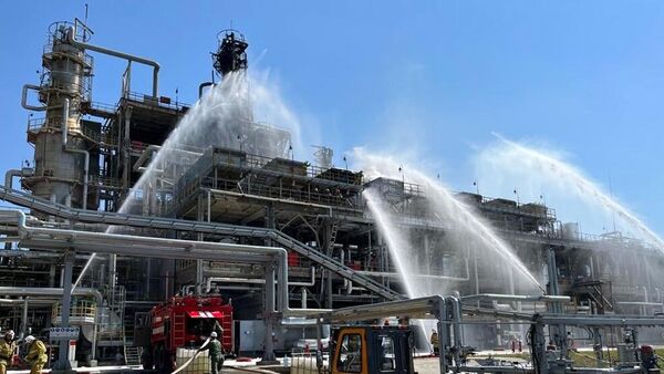 Пожар на нефтеперерабатывающем заводе в Ростовской области - اسپوتنیک ایران  