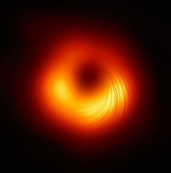  تلسکوپ افق رویداد (EHT) که اولین تصویر از یک سیاه چاله منتشر شده در سال 2019 را تولید کرد، امروز نمایی جدید از این جرم عظیم در مرکز کهکشان مسیه 87 (M87) دارد: چگونه در نور قطبی شده به نظر می رسد.  این اولین باری است که اخترشناسان توانستند قطبش را اندازه گیری کنند، نشانه ای از میدان های مغناطیسی، نزدیک به لبه یک سیاه چاله است. این تصویر نمای قطبی شده سیاه چاله در M87 را نشان می دهد. خطوط جهت قطبش را نشان می دهند که مربوط به میدان مغناطیسی اطراف سایه سیاه چاله است. - اسپوتنیک ایران  