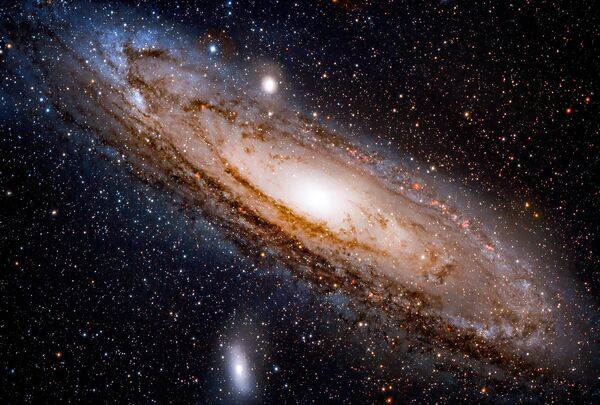 کهکشان آندرومدا (مسیه 31). کهکشان کوچک مسیه 32 در بالا و کمی به سمت چپ (مستقیم در جنوب) مرکز M31 دیده می شود و مسیه 110 در پایین و سمت چپ قرار دارد. در بالا و سمت چپ M32 ستاره HD 3914 است. این یک تصویر RGB + مقداری داده آلفای h است.  این تصویر در صحرای اسرائیل (نقب) گرفته شده است. - اسپوتنیک ایران  