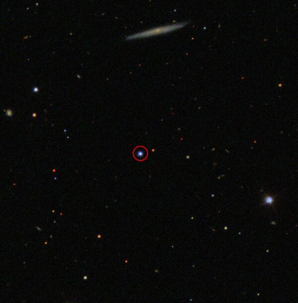 نور حاصل از سیاهچاله بسیار پرجرم معروف به TON 618 (دایره دار) بیش از 10 میلیارد سال طول می کشد تا به ما برسد. - اسپوتنیک ایران  