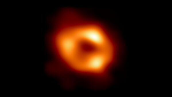این اولین تصویر از Sgr A*، سیاه‌چاله فوق‌العاده در مرکز کهکشان ما، با پس‌زمینه سیاه اضافه‌شده برای تطبیق با صفحه‌های گسترده‌تر است. این اولین شواهد بصری مستقیم از حضور این سیاهچاله است. این تلسکوپ توسط تلسکوپ افق رویداد (EHT)، آرایه ای که هشت رصدخانه رادیویی موجود در سراسر سیاره را به هم پیوند می دهد تا یک تلسکوپ مجازی واحد به اندازه زمین را تشکیل دهد، گرفته شده است. این تلسکوپ از افق رویداد نامگذاری شده است، مرز سیاهچاله که هیچ نوری نمی تواند از آن خارج شود. اگرچه ما نمی‌توانیم خود افق رویداد را ببینیم، زیرا نمی‌تواند نور ساطع کند، گاز درخشانی که به دور سیاه‌چاله می‌چرخد، نشانه‌ای آشکار را نشان می‌دهد: یک منطقه مرکزی تاریک (به نام سایه) که توسط یک ساختار حلقه‌مانند روشن احاطه شده است. نمای جدید نور خمیده شده توسط گرانش قوی سیاه چاله را می گیرد که چهار میلیون برابر جرم خورشید ماست. تصویر سیاهچاله Sgr A* میانگینی از تصاویر مختلفی است که EHT Collaboration از مشاهدات سال 2017 خود استخراج کرده است. علاوه بر امکانات دیگر، شبکه رصدخانه‌های رادیویی EHT که این تصویر را ممکن ساخته است شامل آرایه میلی‌متری/زیر میلی‌متری آتاکاما (ALMA) و آزمایش مسیر یاب آتاکاما (APEX) در صحرای آتاکاما در شیلی است که با مالکیت و همکاری مشترک انجام شده است. توسط ESO یک شریک از طرف کشورهای عضو خود در اروپا است. - اسپوتنیک ایران  