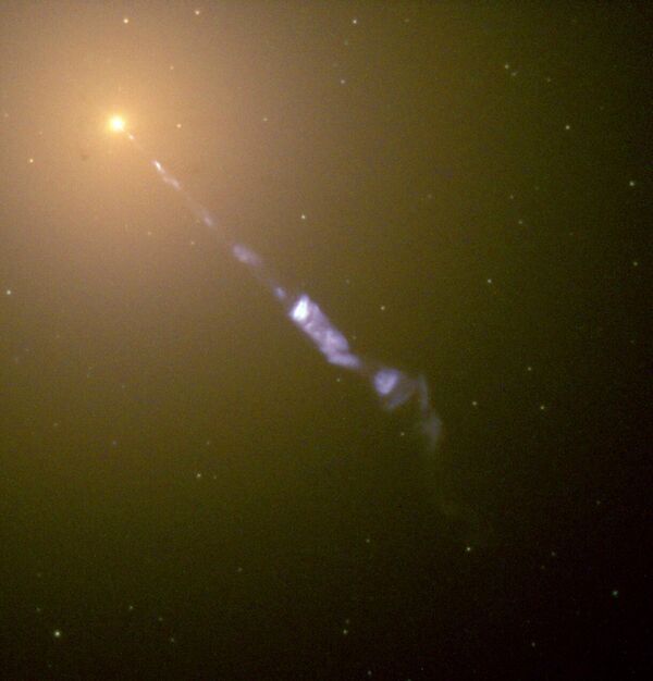 جت بیرون آمده از هسته کهکشانی M87 (NGC 4486). طول جت تا حدود 20 ثانیه قوس (طول مطلق حدود 5 kly) است. تصویر ترکیبی از مشاهدات تلسکوپ هابل این کهکشان برای تلسکوپ هابل بسیار دور است که نمی تواند ستاره های منفرد را تشخیص دهد. نقاط روشن در تصویر خوشه های ستاره ای هستند که فرض می شود هر کدام صدها هزار ستاره دارند. عنوان اصلی: &quot;جریان‌های جت الکترون‌ها و ذرات زیر اتمی با نیروی سیاه چاله از مرکز کهکشان M87&quot; داده‌های مورد استفاده در این تصویر با دوربین سیاره‌ای میدان وسیع هابل 2 در سال 1998 توسط J.A. جمع‌آوری شد. بیرتا، W.B. اسپارکس، F.D. ماچتو و E.S. پرلمن (STScI). این تصویر ترکیبی توسط تیم میراث هابل بر اساس این نوردهی از نور ماوراء بنفش، آبی، سبز و مادون قرمز گردآوری شده است. - اسپوتنیک ایران  