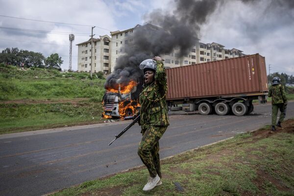  پس از اینکه معترضان مخالف در جریان درگیری‌ها در محله فقیر نشین کیبرا، پایتخت نایروبی، کنیا، سه شنبه، 2 می 2023، کامیونی را به آتش کشیدند،  رایلا اودینگا، رهبر مخالفان، خواستار اقدام ونظارت برای رسیدگی به هزینه های زندگی و اصلاحات در کمیسیون انتخاباتی شد. - اسپوتنیک ایران  