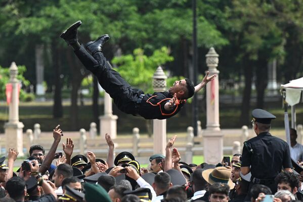 دانشجویان ارتش هند پس از جشن فارغ التحصیلی خود در آکادمی آموزش افسران  در چنای در 29 آوریل 2023 جشن می گیرند. - اسپوتنیک ایران  