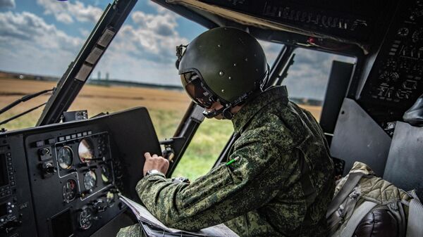 Военный летчик в кабине вертолета Ми-8МТВ на полевом аэродроме - اسپوتنیک ایران  
