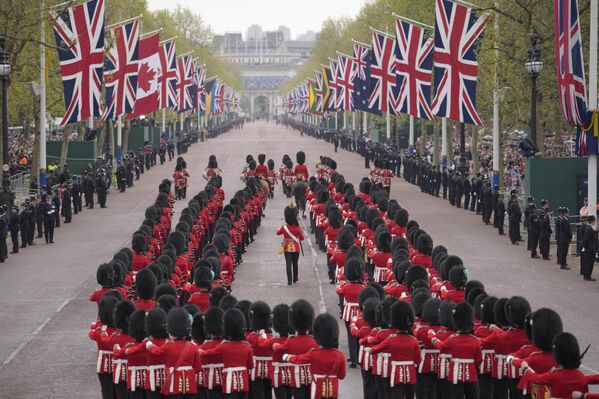 راهپیمایی گاردهای پا در مرکز خرید برای آماده شدن برای مراسم تاجگذاری چارلز سوم پادشاه بریتانیا در لندن شنبه، 6 مه 2023. (AP Photo/Vadim Ghirda) - اسپوتنیک ایران  