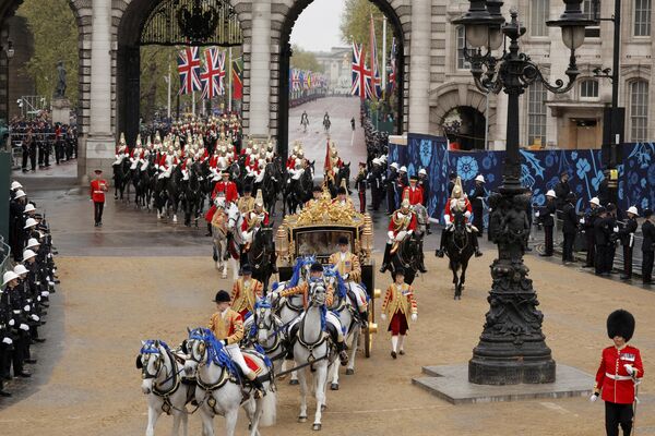 پادشاه بریتانیا چارلز سوم و کامیلا، ملکه کنسورت با اتوبوس ایالتی Diamond Jubilee از کنار طاق دریاسالاری از کاخ باکینگهام تا کلیسای وست مینستر برای مراسم تاجگذاری در لندن شنبه، 6 مه 2023 عبور می کنند. (Piroschka van de Wouw/Pool via AP) - اسپوتنیک ایران  