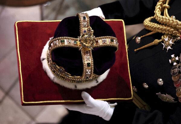 تاج قرن هفدهمی سنت ادوارد برای مراسم تاجگذاری پادشاه بریتانیا چارلز سوم و ملکه همسر کامیلا در کلیسای وست مینستر لندن، شنبه، 6 مه 2023 انجام می شود. (فیل نوبل/عکس از استخر از طریق AP) - اسپوتنیک ایران  