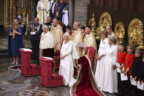 پادشاه بریتانیا چارلز سوم و کامیلا، همسر ملکه، در مراسم تاجگذاری خود در کلیسای وست مینستر، لندن، شنبه 6 مه 2023. (Yui Mok, Pool via AP) - اسپوتنیک ایران  