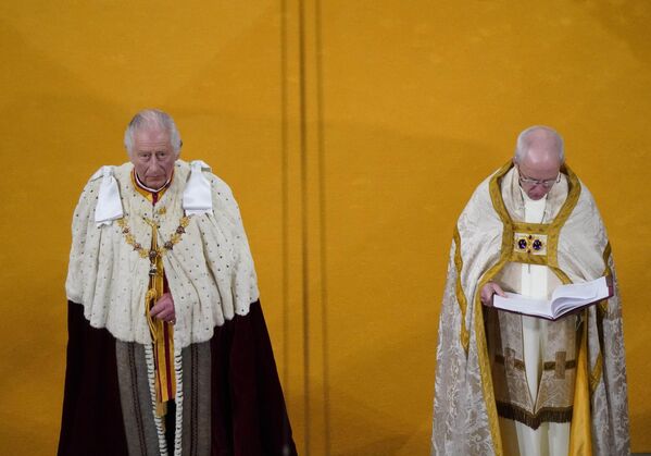 پادشاه بریتانیا چارلز سوم و اسقف اعظم کانتربری جاستین ولبی در مراسم تاجگذاری در کلیسای وست مینستر، در لندن، شنبه 6 مه 2023. (اندرو متیوز/پول از طریق AP) - اسپوتنیک ایران  