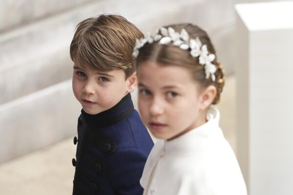 شاهزاده لوئیس و پرنسس شارلوت، شنبه، 6 مه 2023، برای تاجگذاری پادشاه چارلز سوم، در لندن می‌آیند. پادشاه چارلز سوم و همسر ملکه کامیلا، اعضای خانواده سلطنتی و افراد VIP برای مراسم تاجگذاری در کلیسای وست مینستر گرد هم آمدند. (عکس از دان خیریه/ استخر از طریق AP) - اسپوتنیک ایران  
