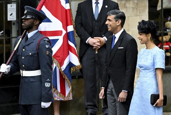 نخست وزیر بریتانیا ریشی سوناک و همسرش آکشاتا مورتی منتظر ورود پادشاه بریتانیا چارلز سوم و کامیلا، همسر ملکه، در کلیسای وست مینستر برای مراسم تاجگذاری، در لندن، شنبه، 6 می 2023 هستند. (توبی ملویل، استخر از طریق AP) - اسپوتنیک ایران  