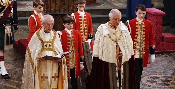 شاهزاده جورج بریتانیا، به همراه شاه چارلز سوم در مراسم تاجگذاری وی در کلیسای وست مینستر لندن، شنبه 6 مه 2023، ترک کرد. (Yui Mok، Pool via AP) - اسپوتنیک ایران  