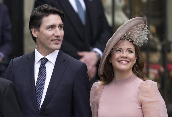 جاستین ترودو نخست وزیر کانادا و سوفی ترودو قبل از مراسم تاجگذاری پادشاه بریتانیا چارلز سوم در لندن شنبه، 6 مه 2023، وارد کلیسای وست مینستر شدند. (AP Photo/Kin Cheung) - اسپوتنیک ایران  