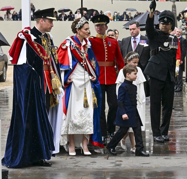 شاهزاده و پرنسس ولز برای مراسم تاجگذاری پادشاه چارلز سوم و ملکه همسرت در لندن، شنبه، 6 می 2023 وارد می شوند. (اندی استنینگ/عکس از استخر از طریق AP) - اسپوتنیک ایران  