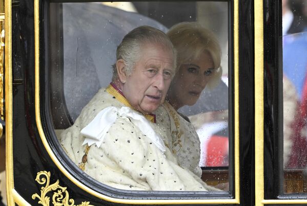 پادشاه بریتانیا چارلز سوم و کامیلا، همسر ملکه، برای مراسم تاجگذاری خود در لندن، شنبه، 6 مه 2023، به مربی ایالتی Diamond Jubilee از کاخ باکینگهام به کلیسای وست مینستر می‌رسند. (توبی ملویل، استخر از طریق AP) - اسپوتنیک ایران  