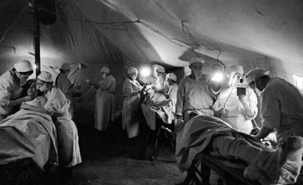 درمان سربازان مجروح در بیمارستان صحرایی. - اسپوتنیک ایران  