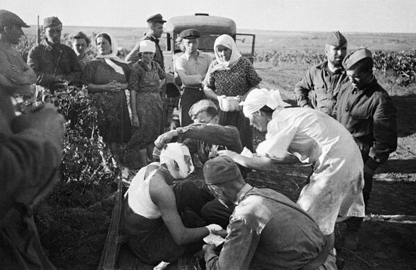 جنگ بزرگ میهنی 1941-1945. 22 ژوئن 1941، کمک پرستاران به اولین مجروحان پس از حمله هوایی نازی ها در نزدیکی کیشینف. - اسپوتنیک ایران  