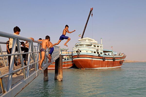 بچه ها در حال پرش در آبهای جزیره قشم. - اسپوتنیک ایران  