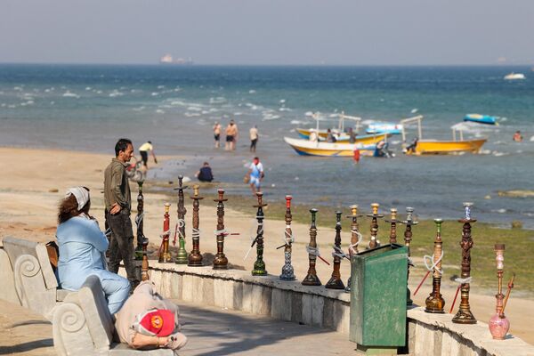 ساحل جزیره قشم و استراحت ساکنان در پلاژهای آن. - اسپوتنیک ایران  